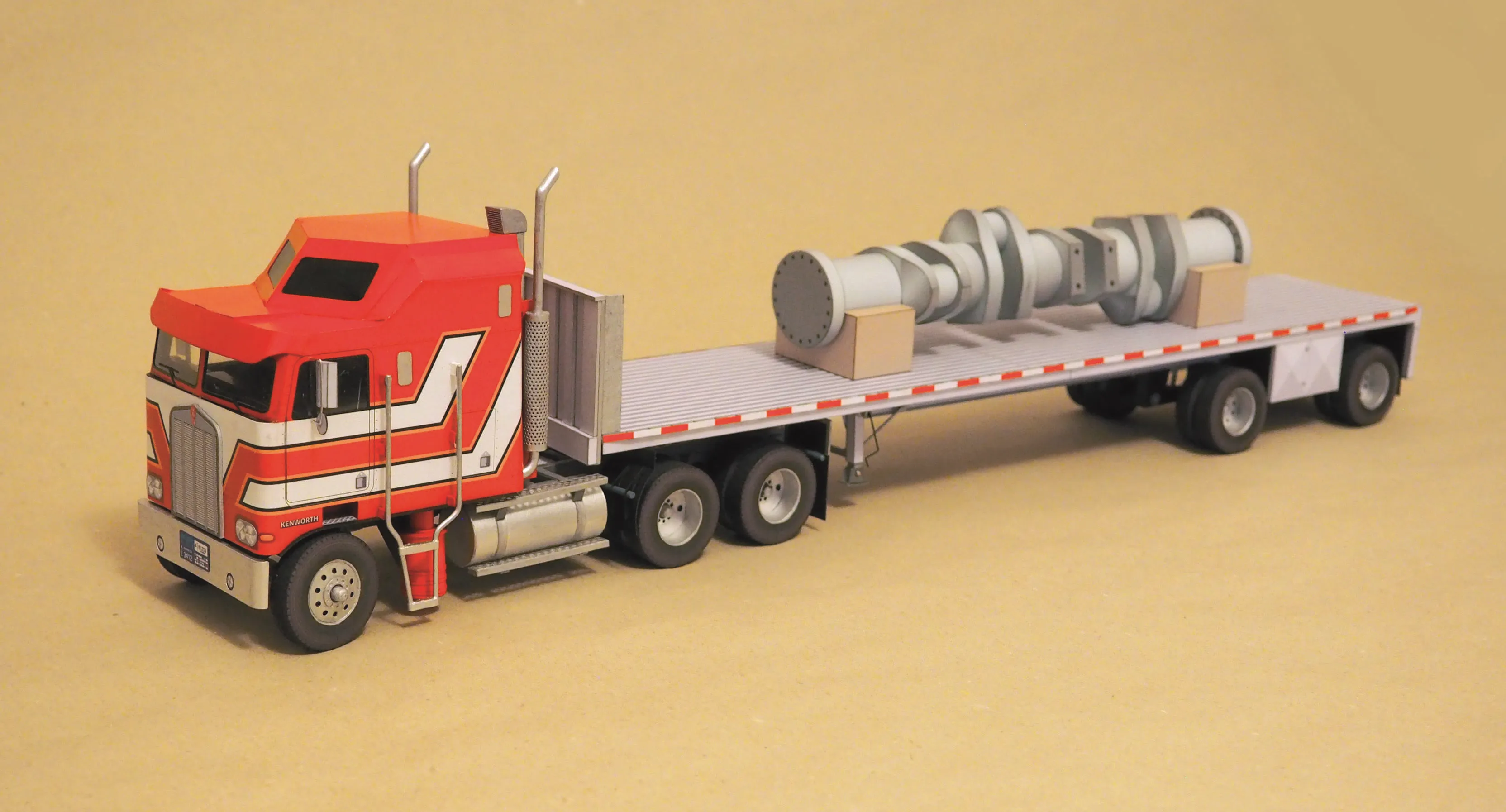 Kenworth K100 s plošinovým návesom EAST